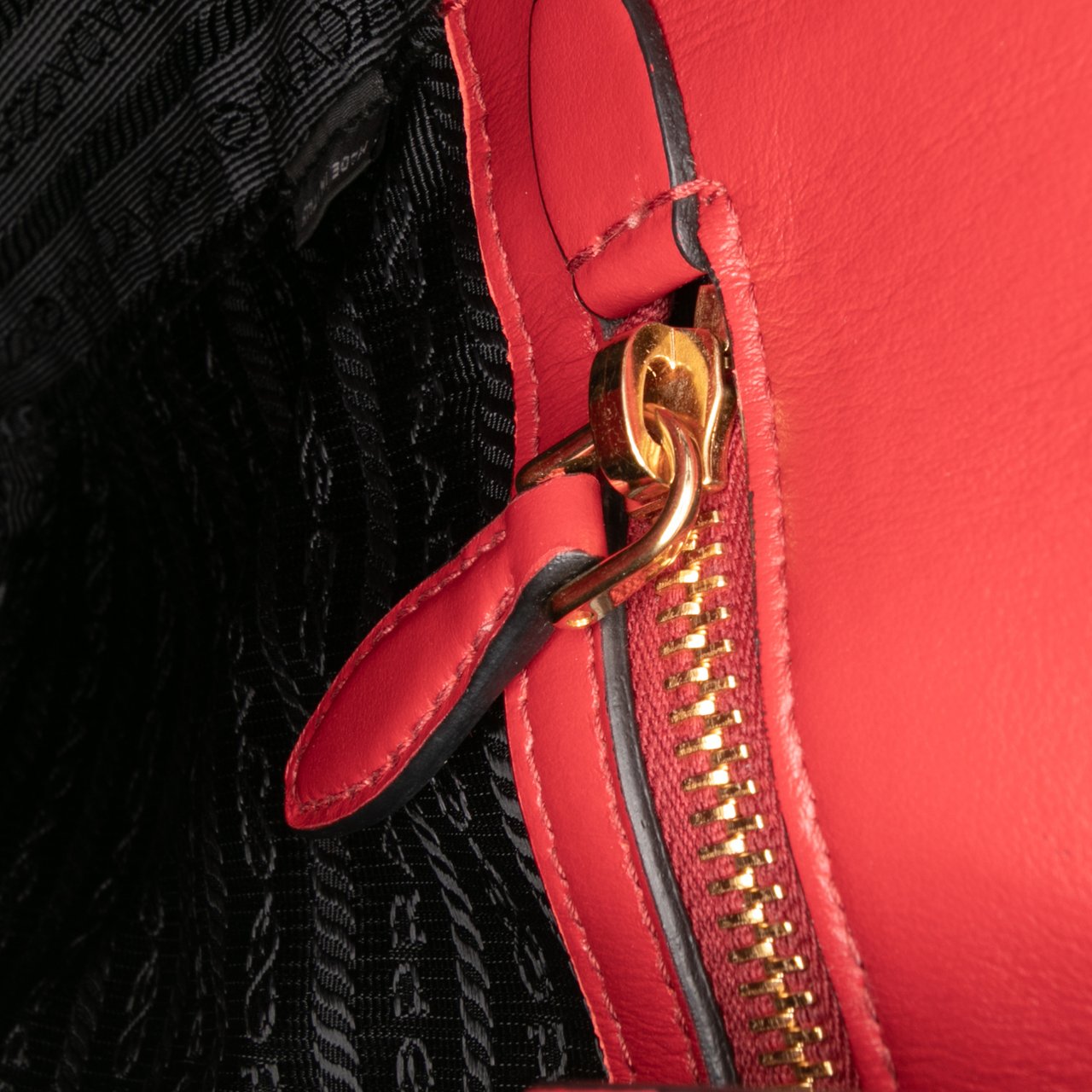 Prada Soft Calf Trimmed Saffiano Lux Open Convertible Tote Rood
