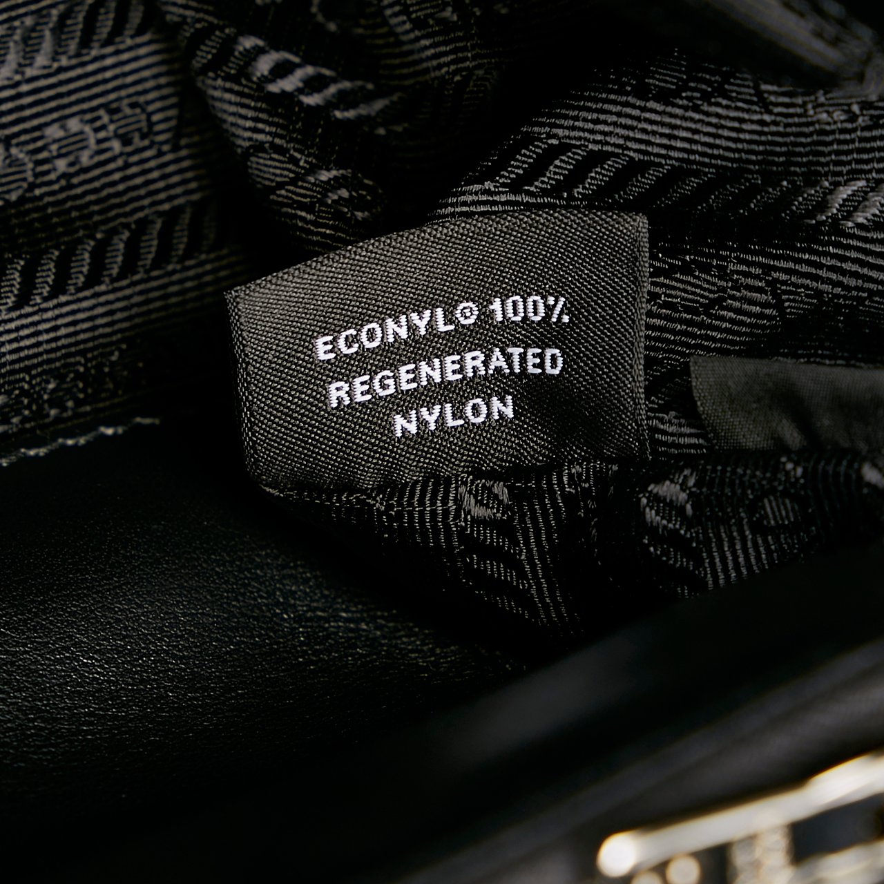 Prada Re-Nylon & Spazzolato Pocket Crossbody Zwart