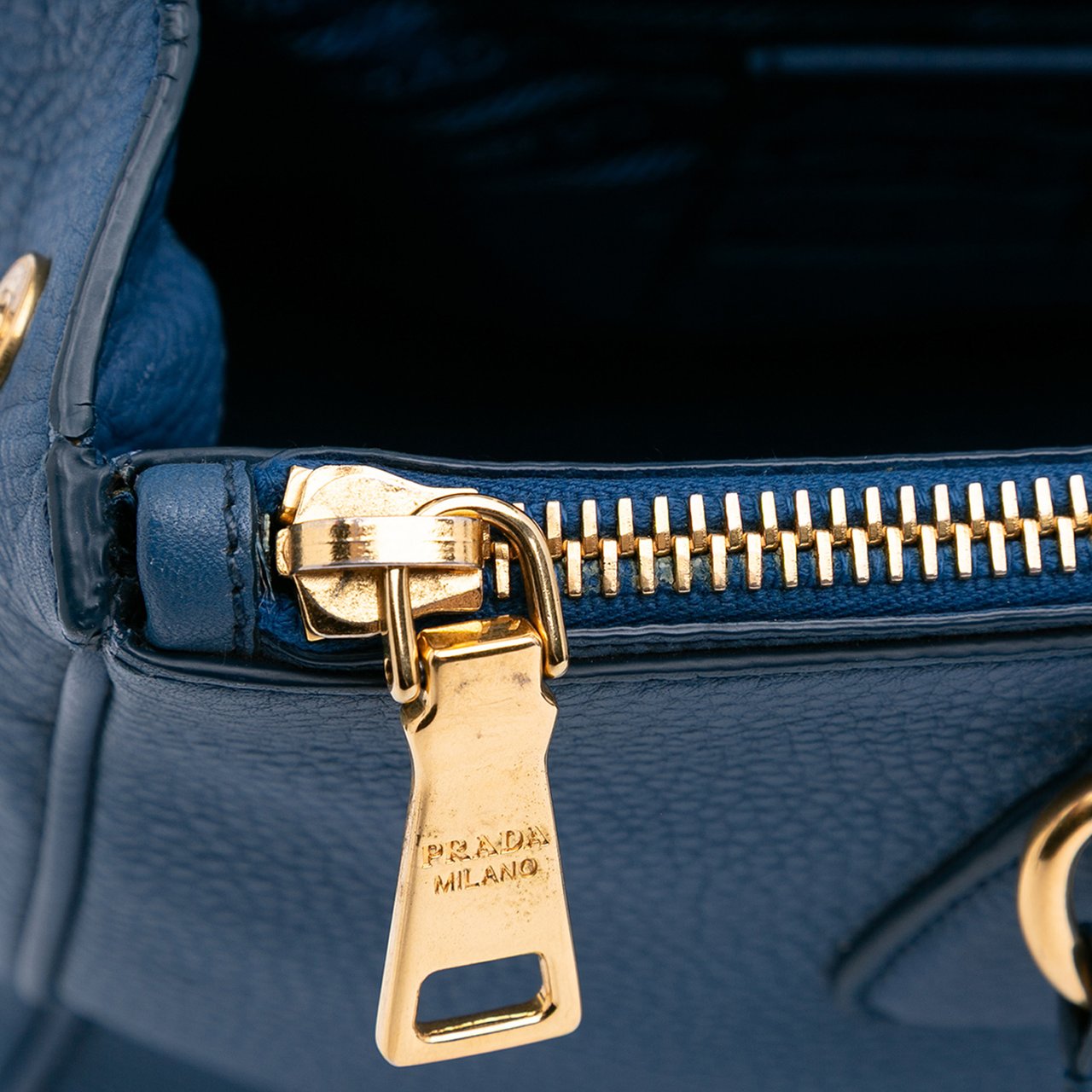 Prada Vitello Daino Double Zip Convertible Tote Blauw