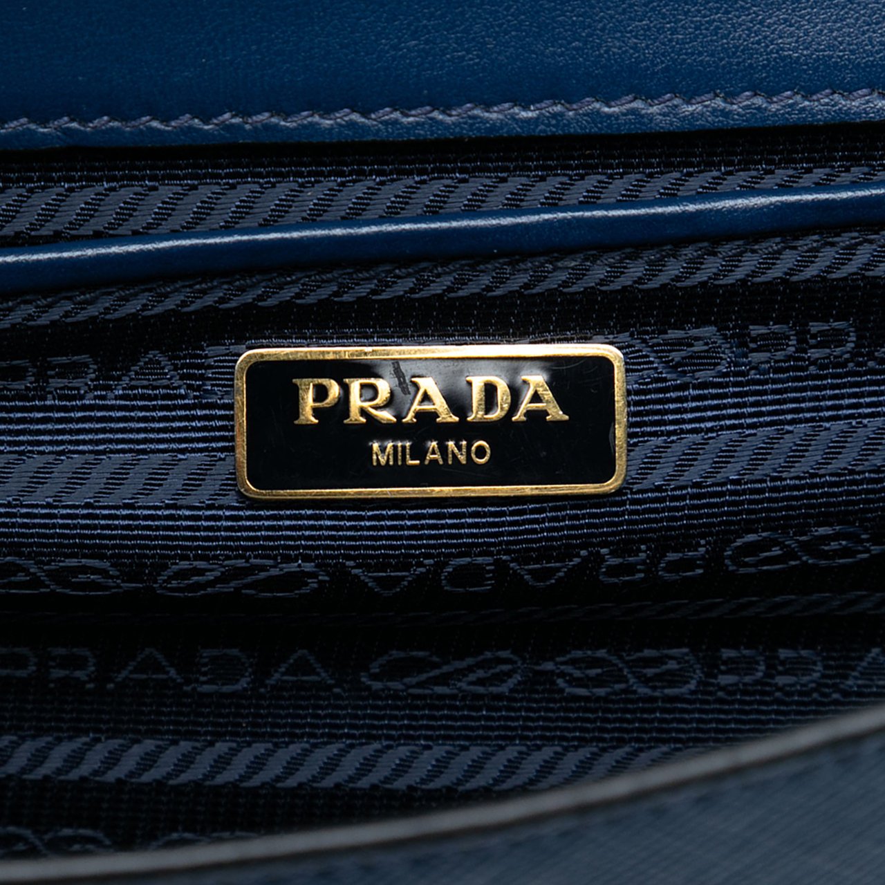 Prada Saffiano Lux Chain Crossbody Blauw