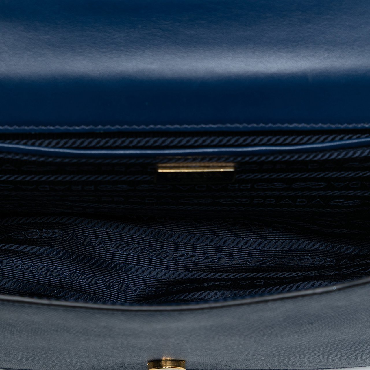 Prada Saffiano Lux Chain Crossbody Blauw