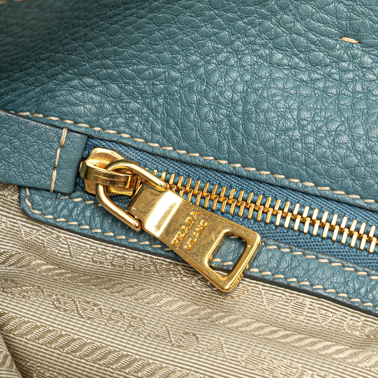Prada Vitello Daino Open Convertible Tote Blauw