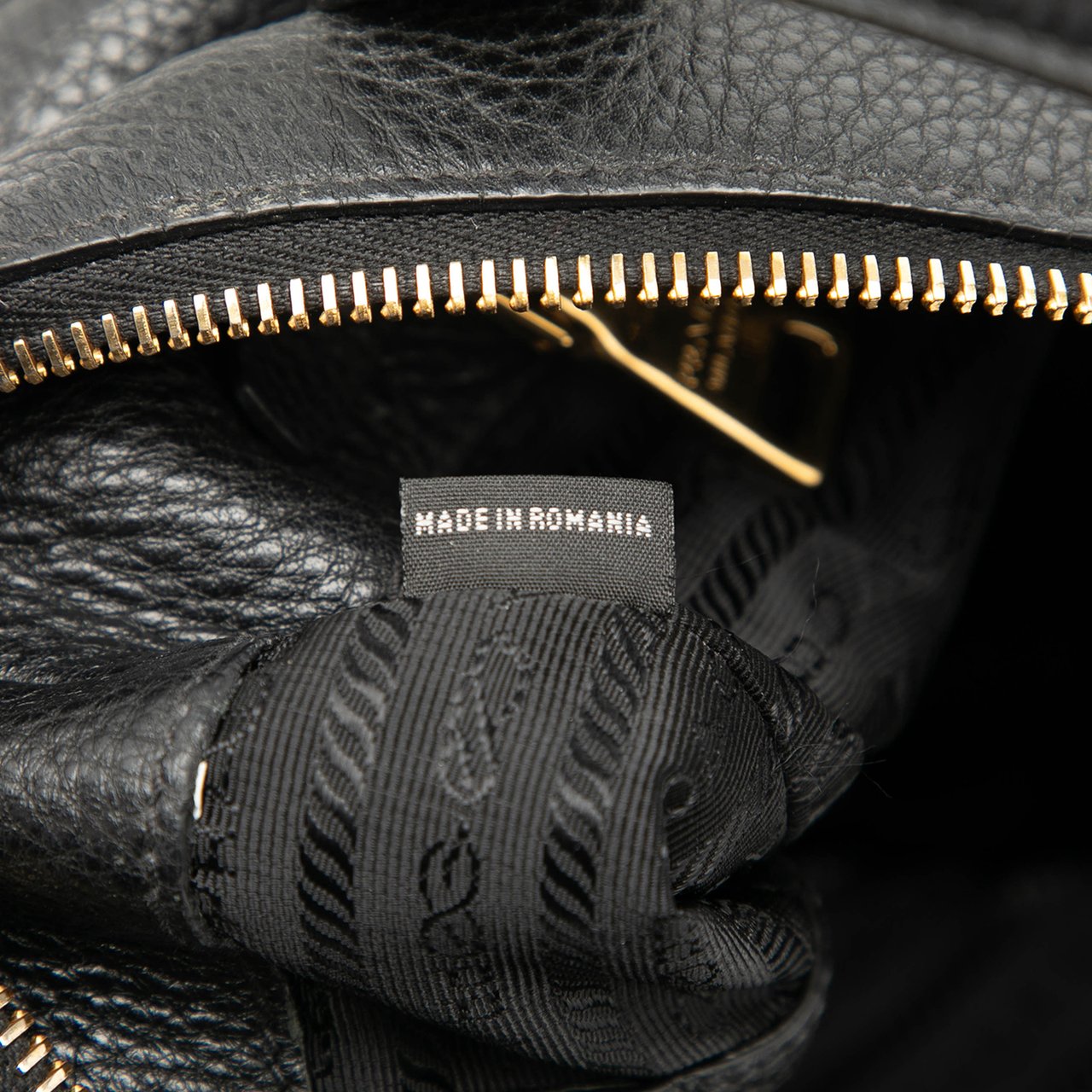 Prada Vitello Daino Zip Top Satchel Zwart