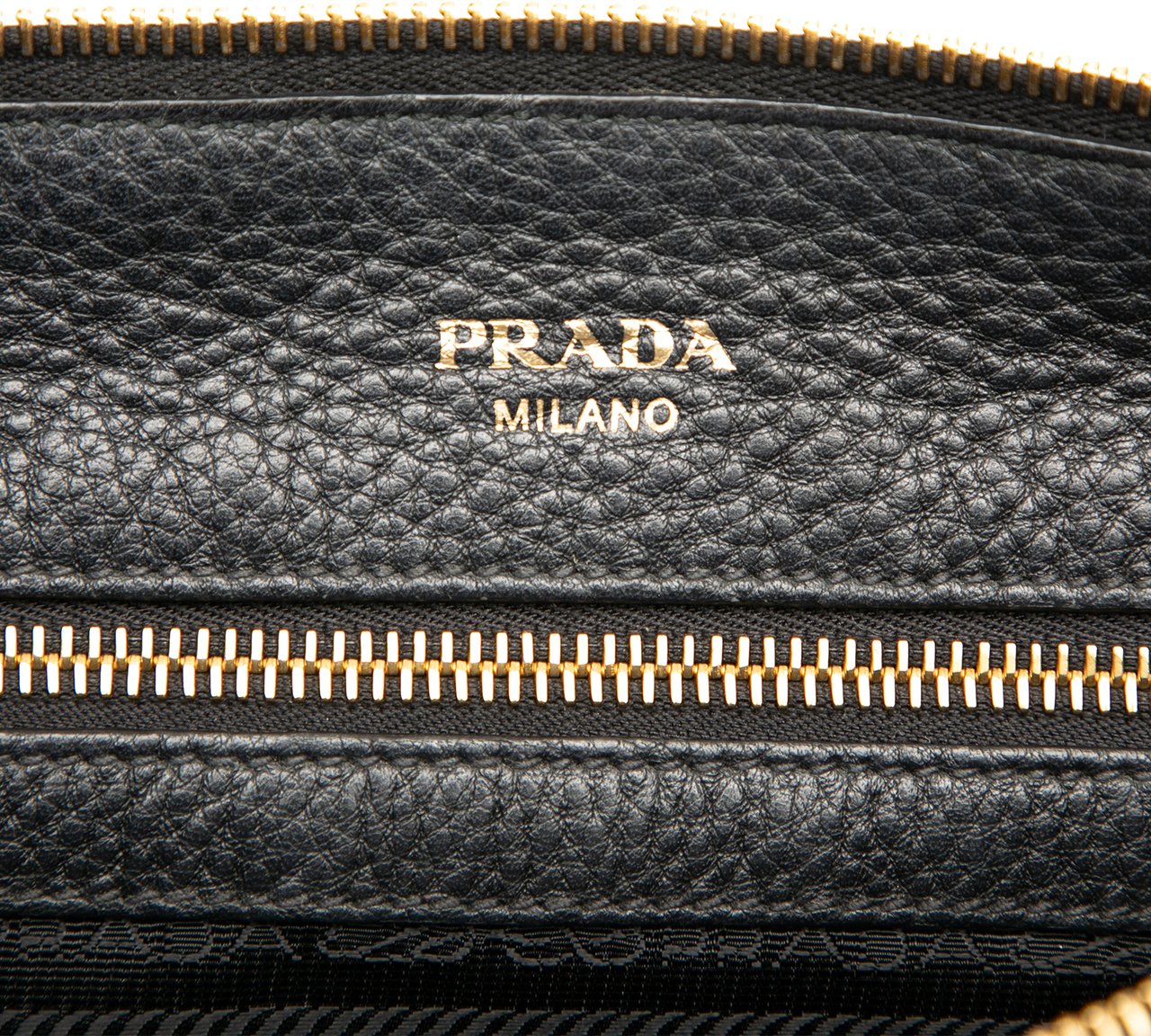 Prada Vitello Daino Zip Top Satchel Zwart