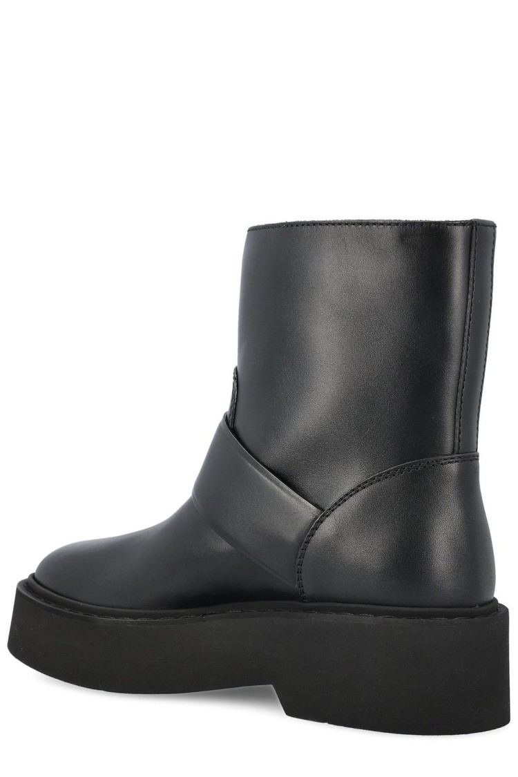 Roger Vivier Pointed Toe Black Boots With Moderate Heel And Streamlined Silhouette Zwart