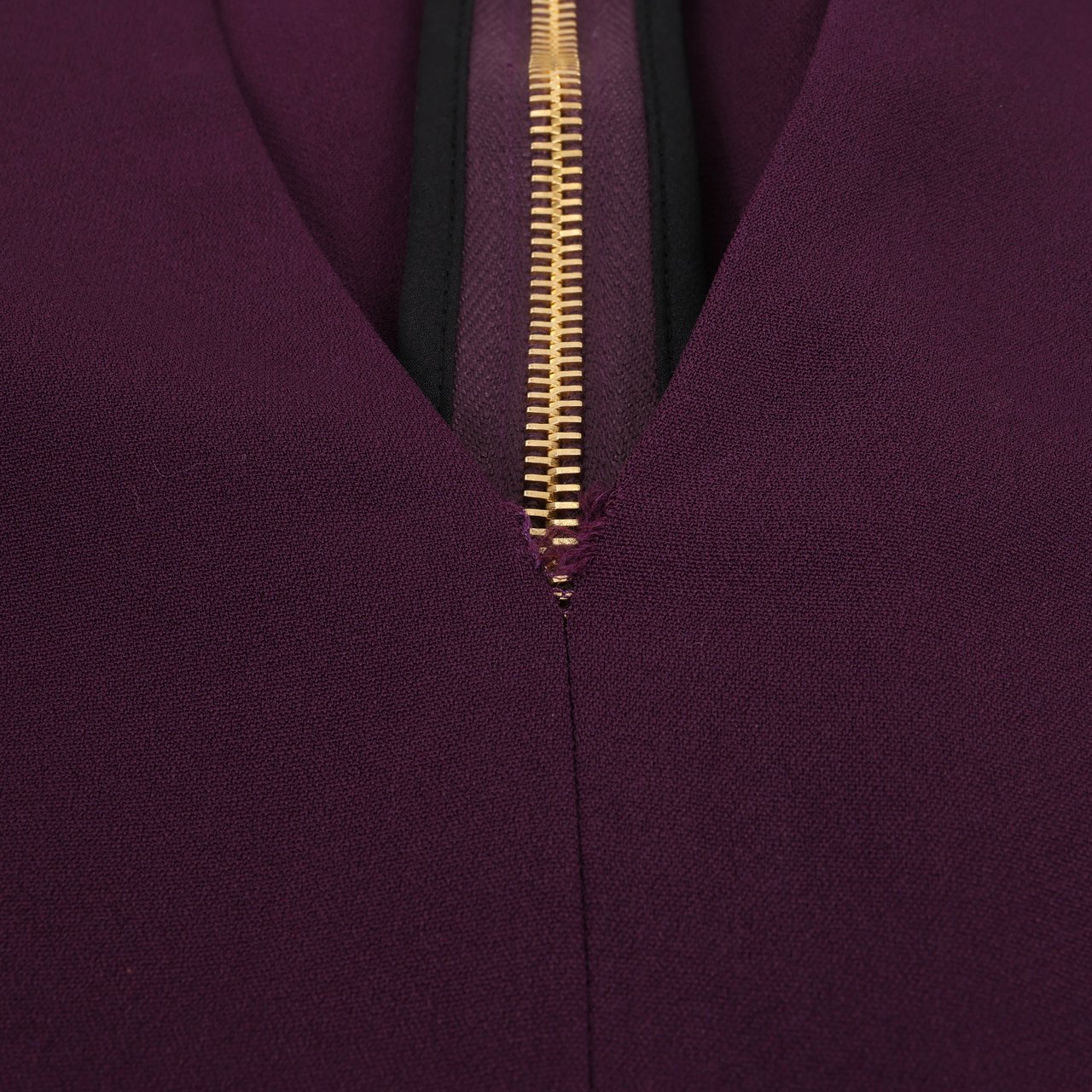 Roland Mouret Roland Mouret Deep V-Neck Fitted Midi Dress in Plum – EU 34 Paars