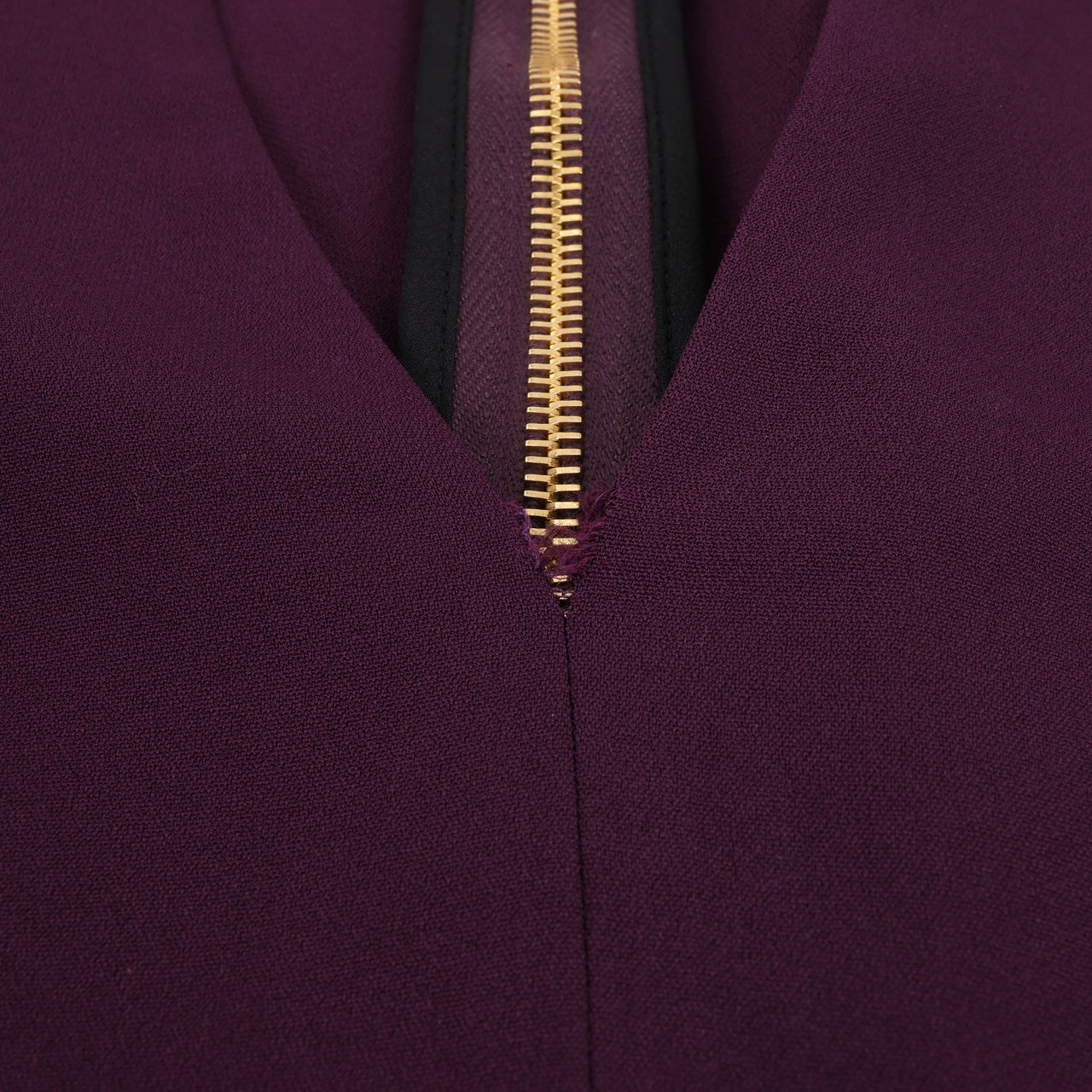 Roland Mouret Deep V-Neck Fitted Midi Dress in Plum – EU 34 Paars