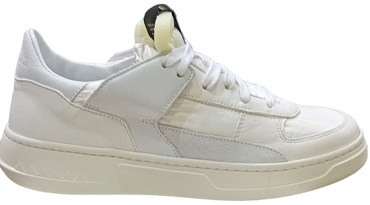Run Of Sneakers White Wit