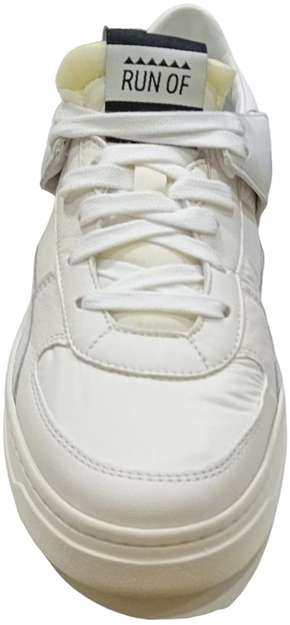 Run Of Sneakers White Wit