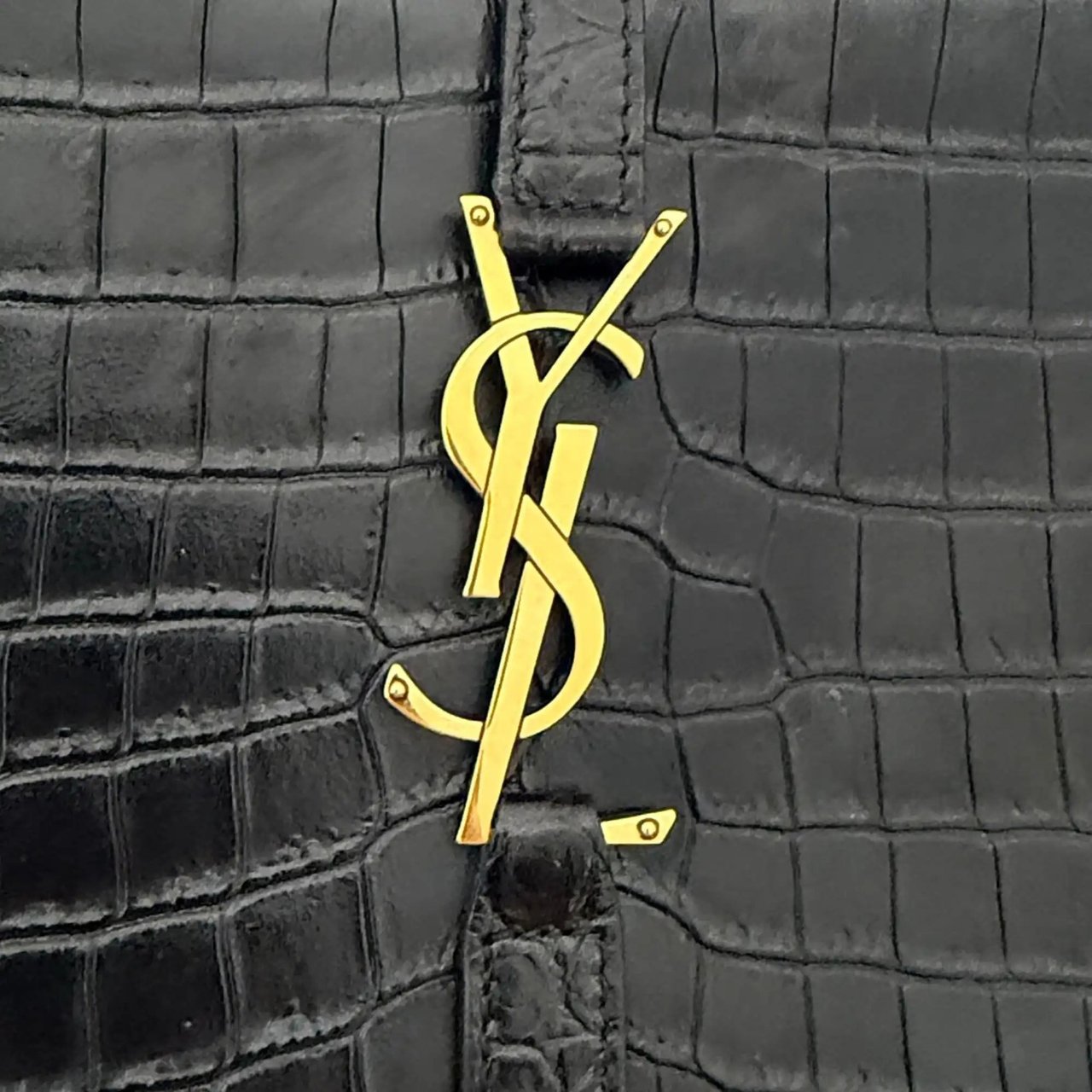 Saint Laurent Saint Laurent LE 5 À 7 glänzendes Leder Krokodilprägung Schwarz / sehr gut Zwart