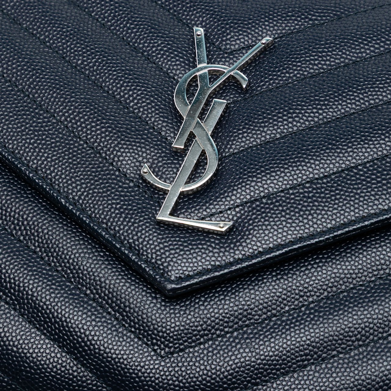 Saint Laurent Grain De Poudre Matelasse Chevron Monogram Chain Wallet Blauw