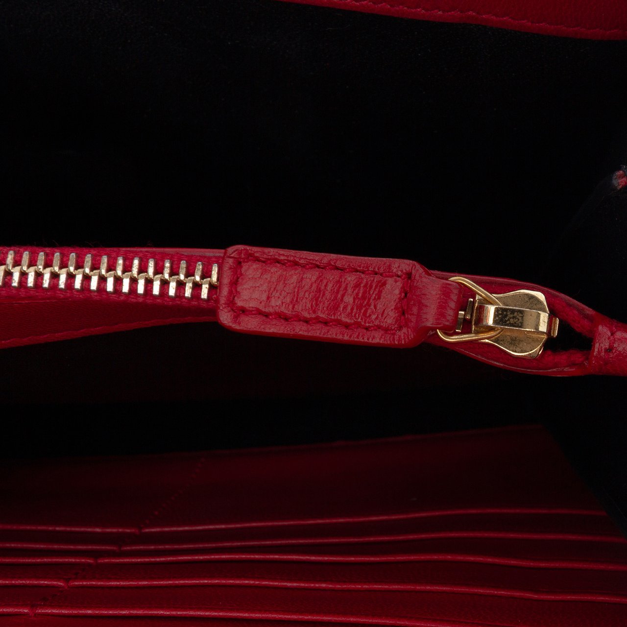 Saint Laurent Matelasse Patent Monogram Vicky Chain Wallet Rood