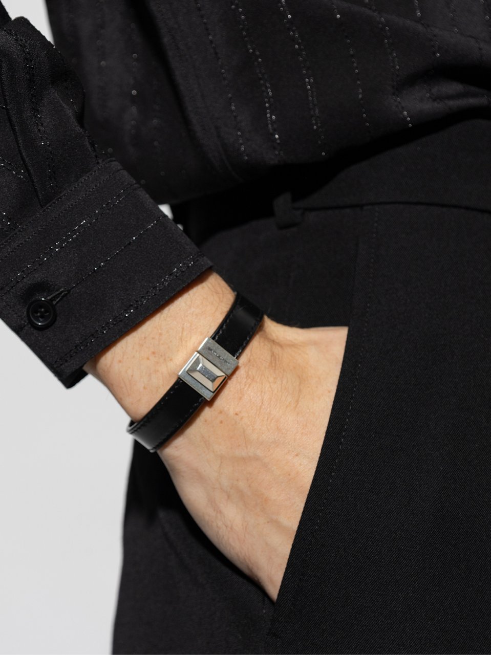 Saint Laurent Engraved Logo Leather Bracelet Zwart