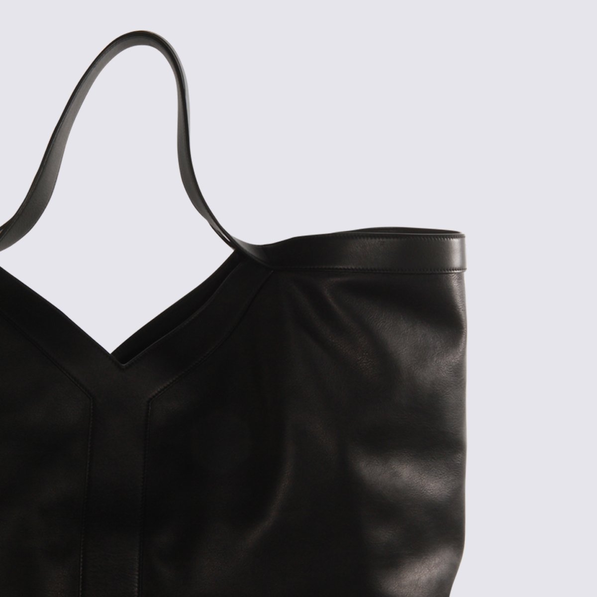 Saint Laurent Large Tote Bag With Minimalist Design And V-Shaped Seam Zwart