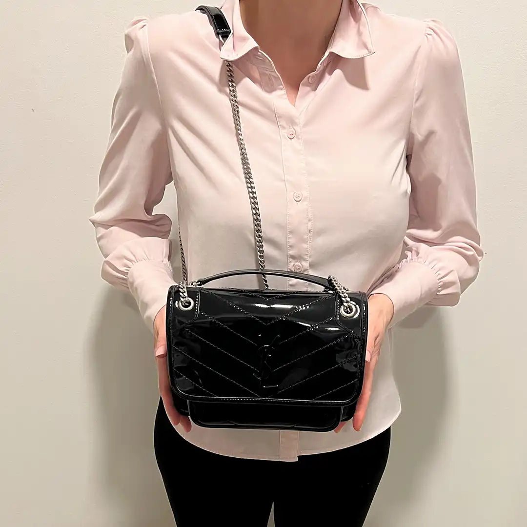 Saint Laurent Saint Laurent Niki Baby shoulder bag in black patent leather / very good Zwart