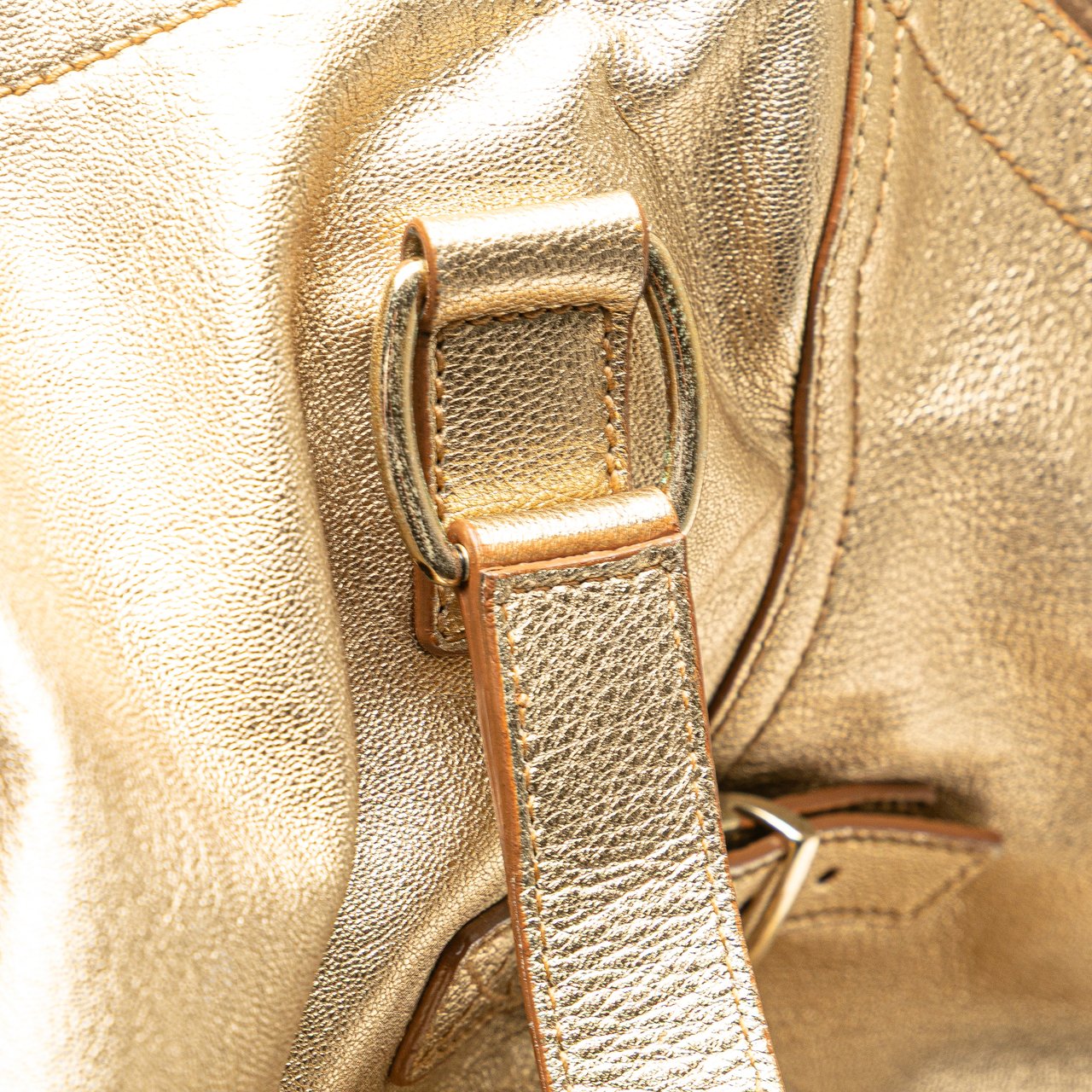 Saint Laurent Medium Leather Downtown Tote Goud