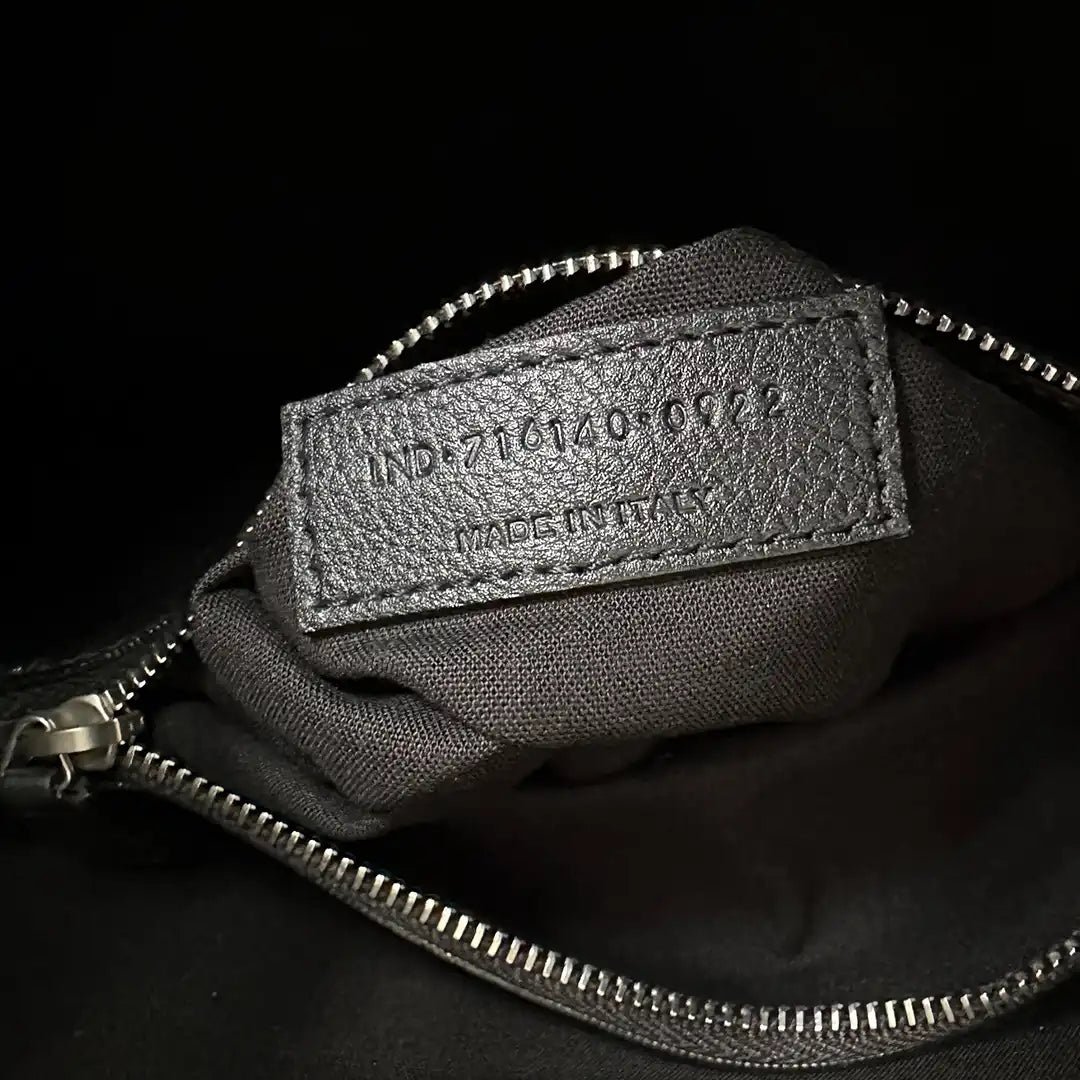 Saint Laurent Saint Laurent medium hobo bag LE 5 À 7 black rivets / mint condition Zwart