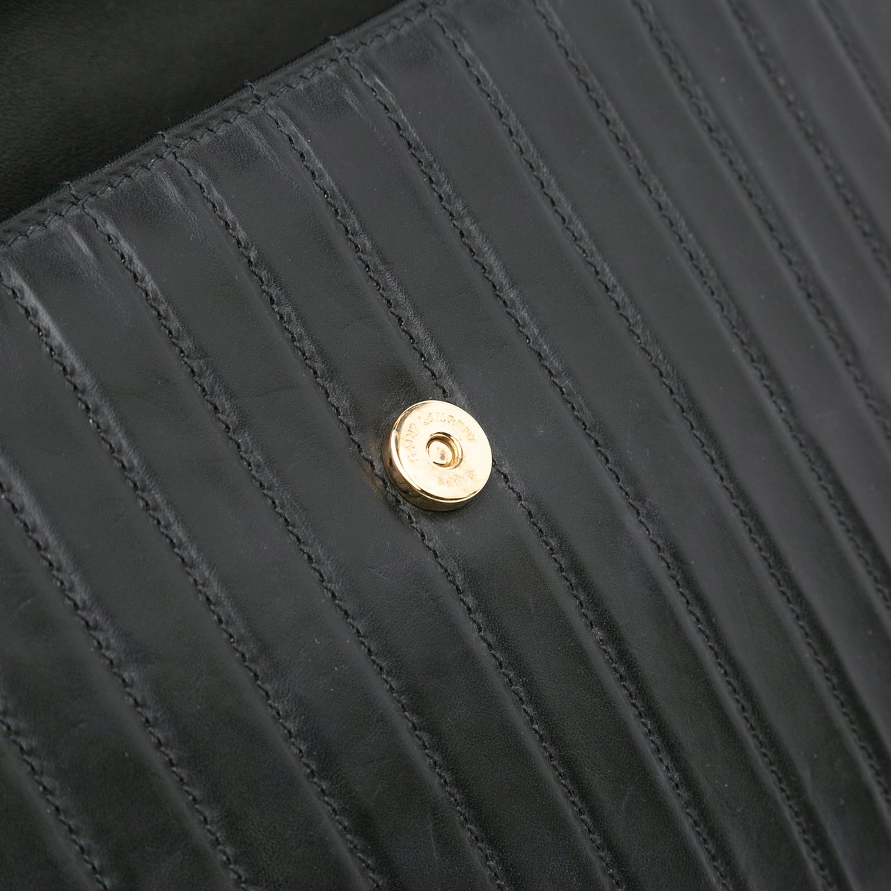 Saint Laurent Quilted Calfskin Victoire Chain Crossbody Zwart