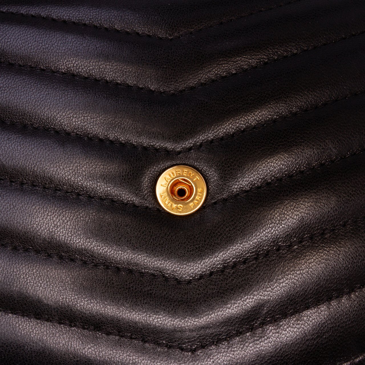 Saint Laurent Lambskin Chevron Monogram Sulpice Chain Wallet Zwart