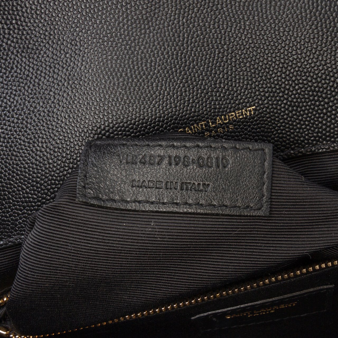 Saint Laurent Large Grain De Poudre Triquilt Monogram Envelope Bag Zwart