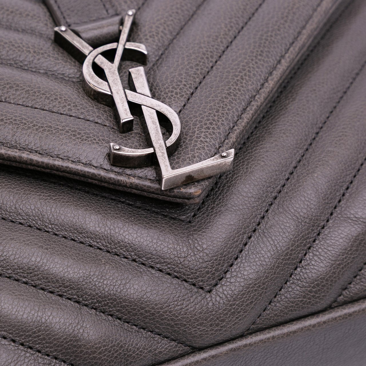 Saint Laurent Medium Quilted Chevron Sheepskin College Satchel Grijs