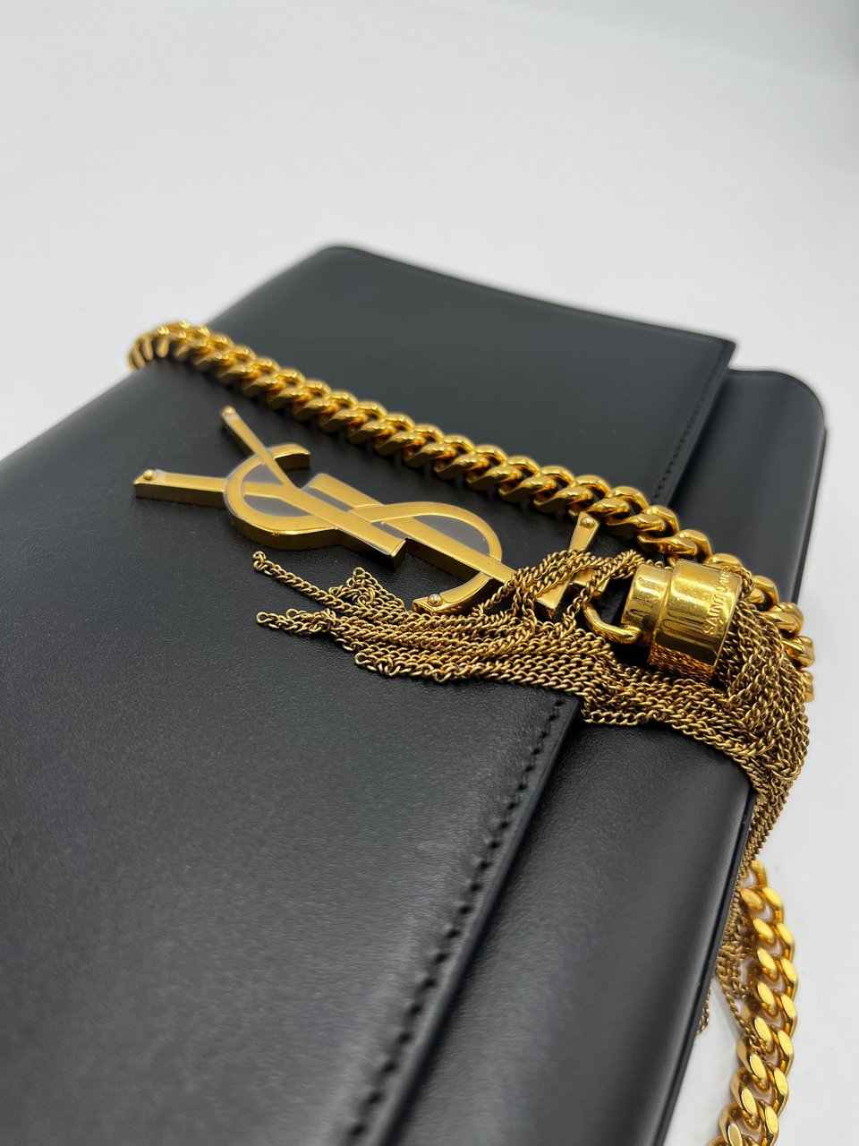 Saint Laurent Saint Laurent Classic Monogram Tassel Crossbody Bag Patent Medium Zwart