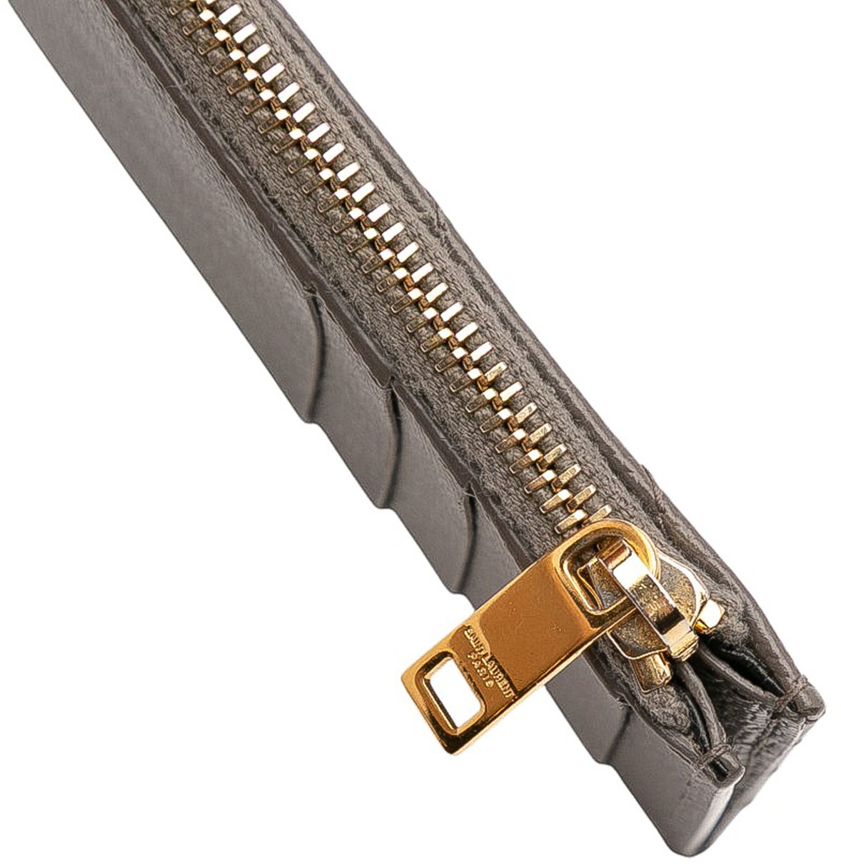 Saint Laurent Grain De Poudre Chevron Monogram Fragments Zippered Card Case Grijs