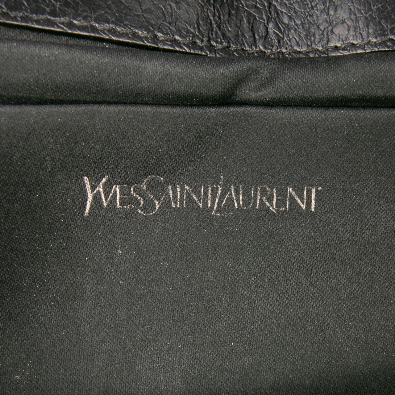 Saint Laurent Textured Patent Belle de Jour Clutch Zwart