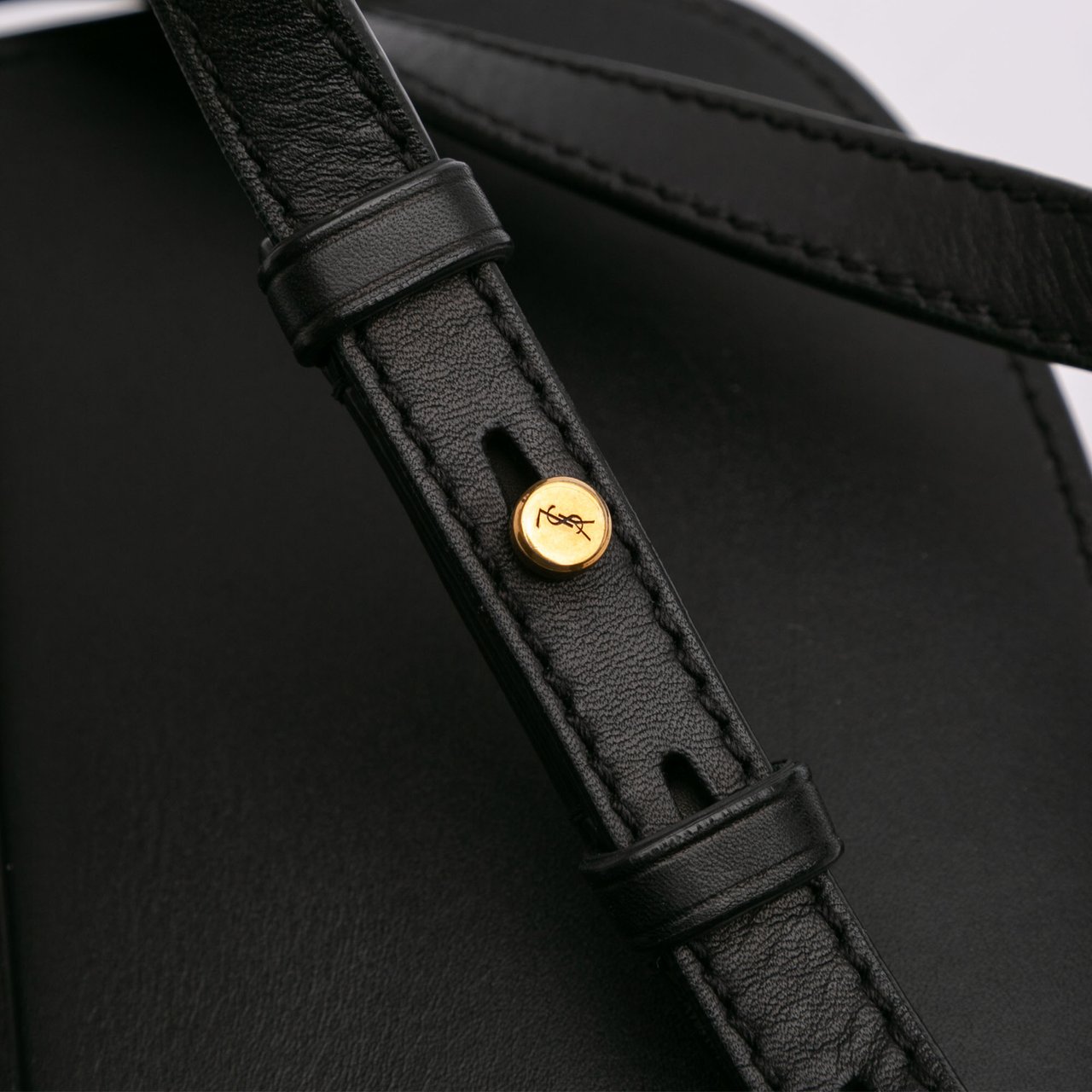Saint Laurent Small Leather Monogram Kaia Crossbody Zwart