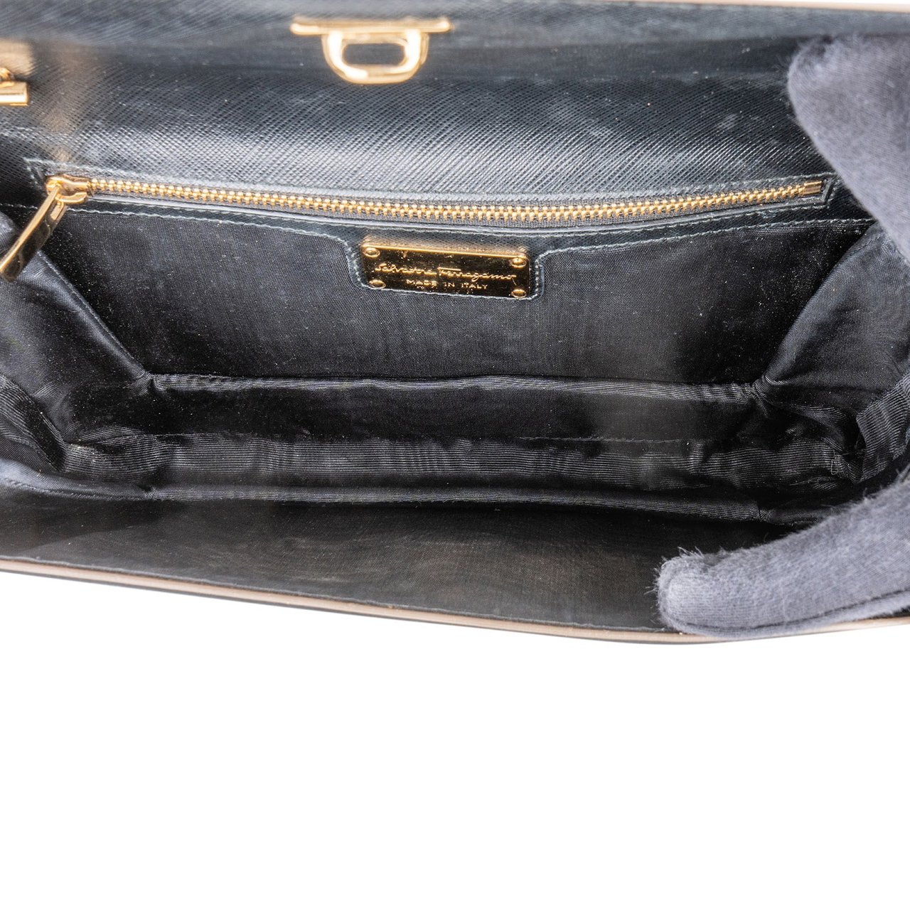 Salvatore Ferragamo Saffiano Leather Vara Bow Crossbody Bag Zwart