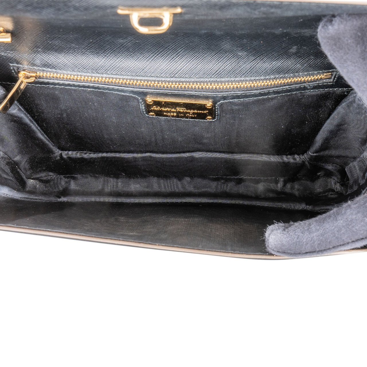 Salvatore Ferragamo Salvatore Ferragamo Saffiano Leather Vara Bow Crossbody Bag Zwart