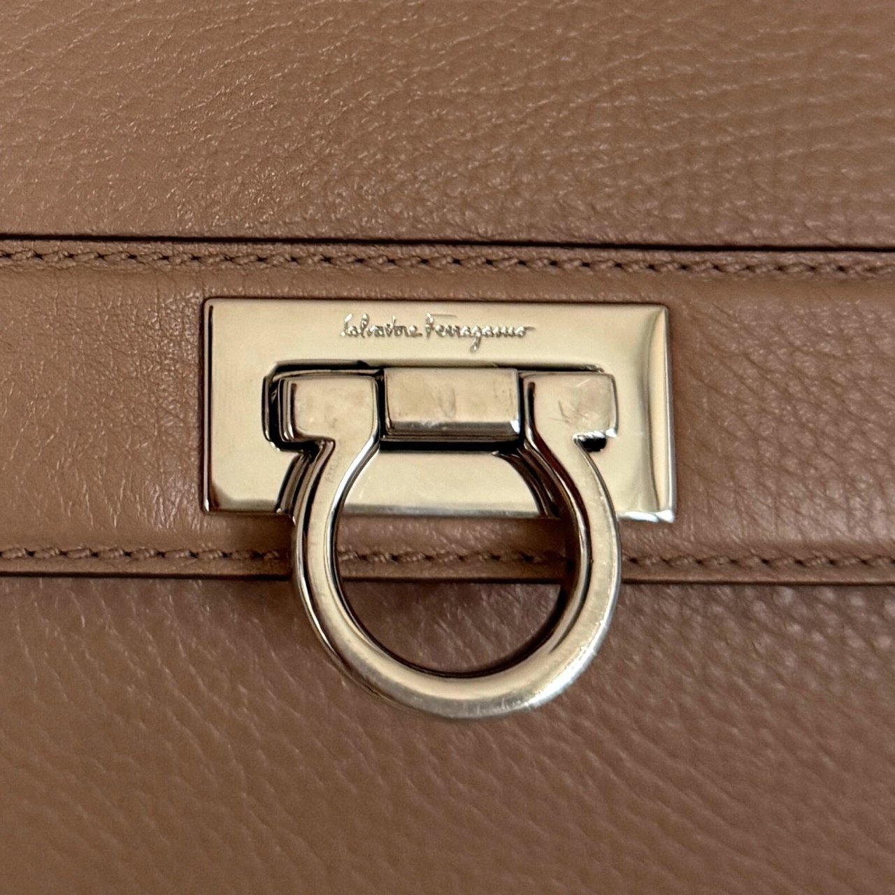 Salvatore Ferragamo Salvatore Ferragamo Sofia Satchel Bag Taupe / sehr gut Taupe