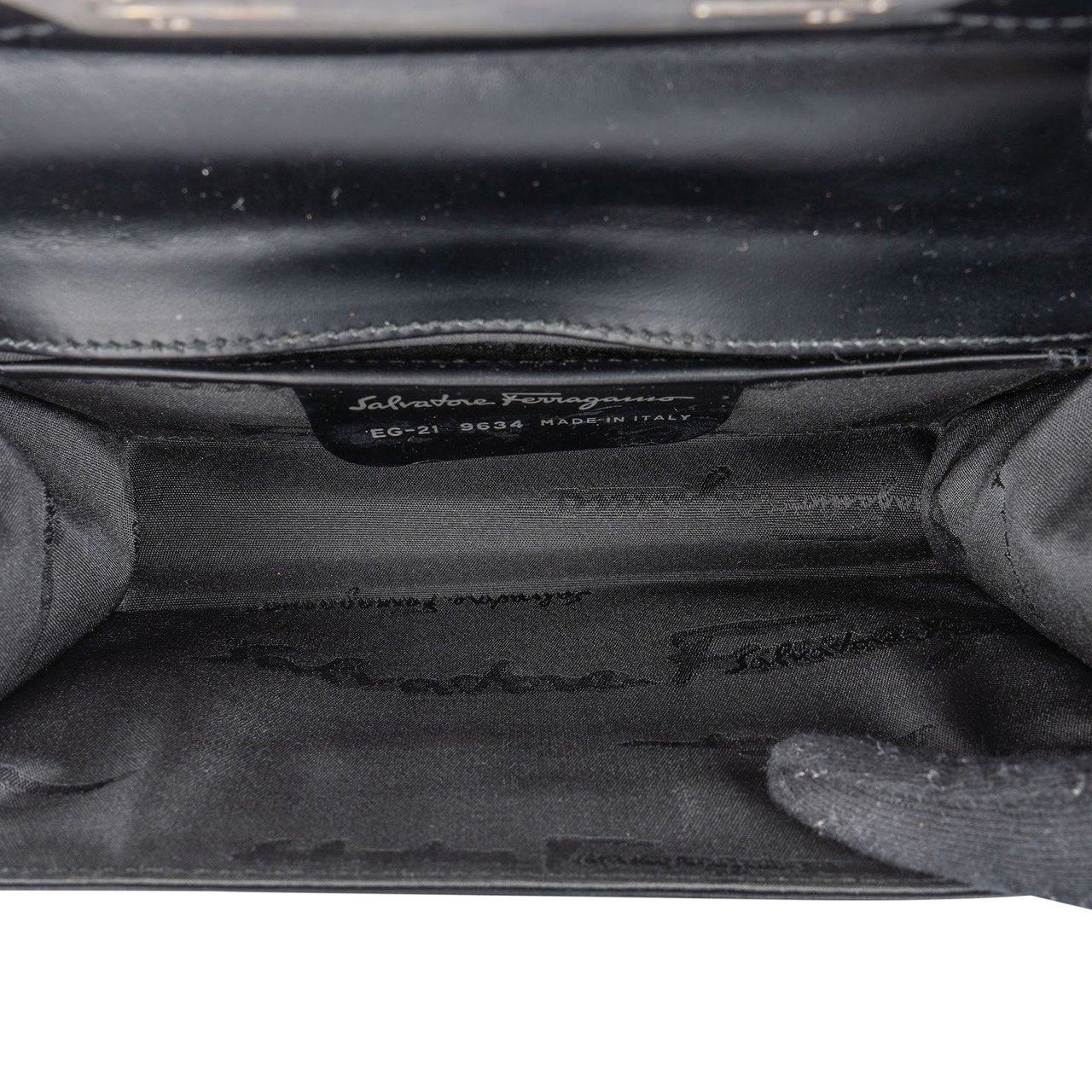 Salvatore Ferragamo Leather Gancini Small Flap Crossbody Bag Zwart