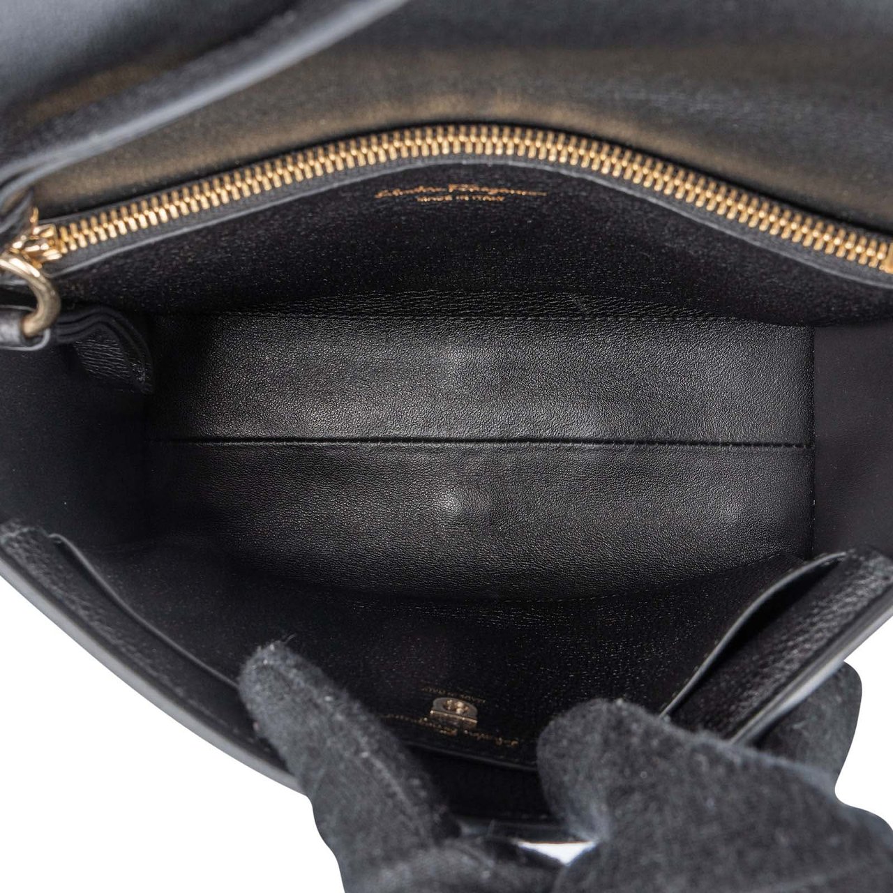 Salvatore Ferragamo Pebbled Leather Gancini Flap Crossbody Bag Zwart