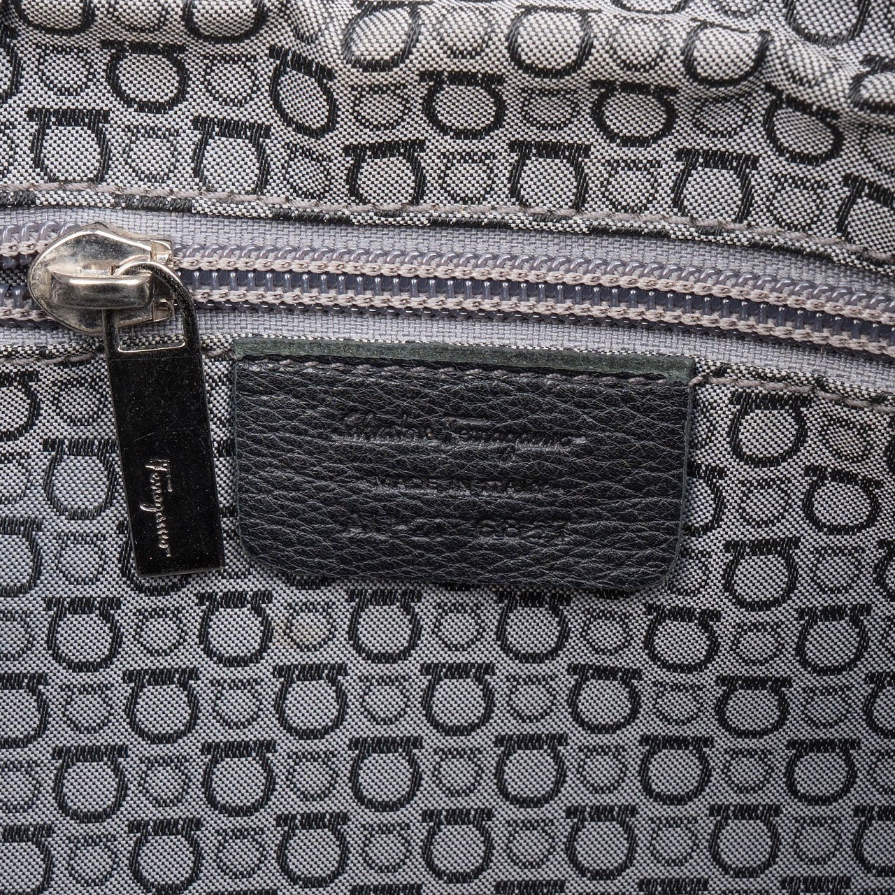 Salvatore Ferragamo Leather Marisa Shoulder Bag Zwart