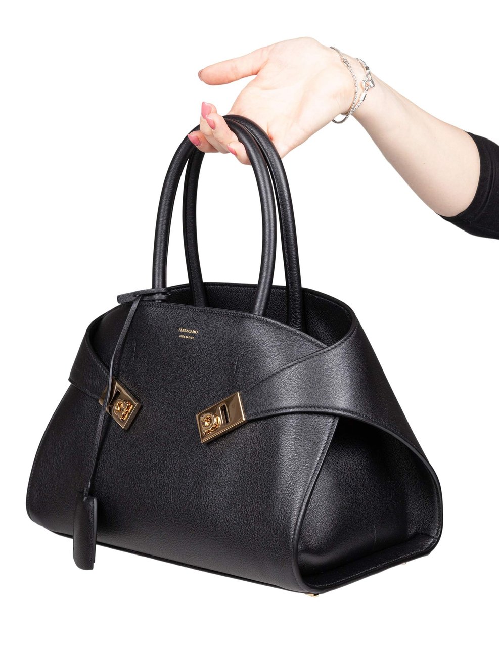 Salvatore Ferragamo Ferragamo hug th m handbag in black leather Zwart