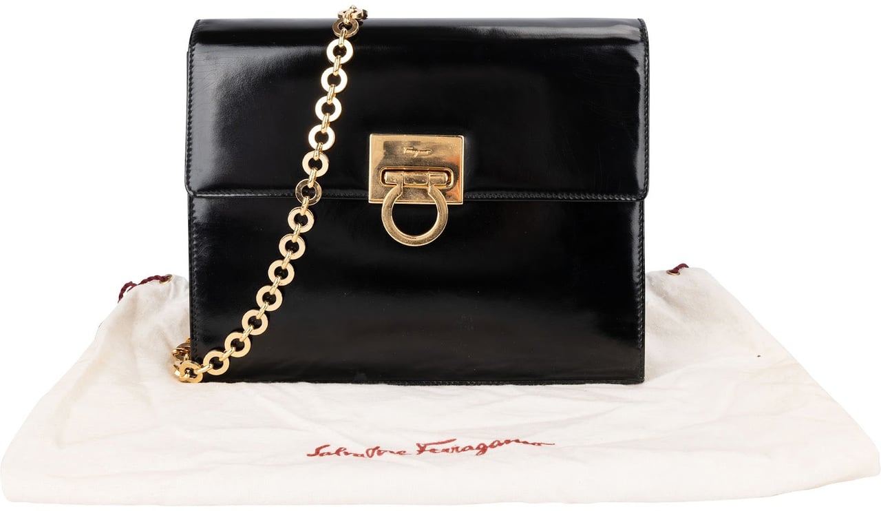 Salvatore Ferragamo Patent Leather Gancini Flap Crossbody Bag Zwart