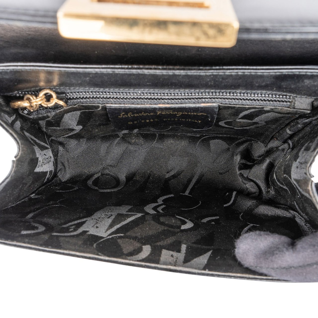 Salvatore Ferragamo Patent Leather Gancini Flap Crossbody Bag Zwart