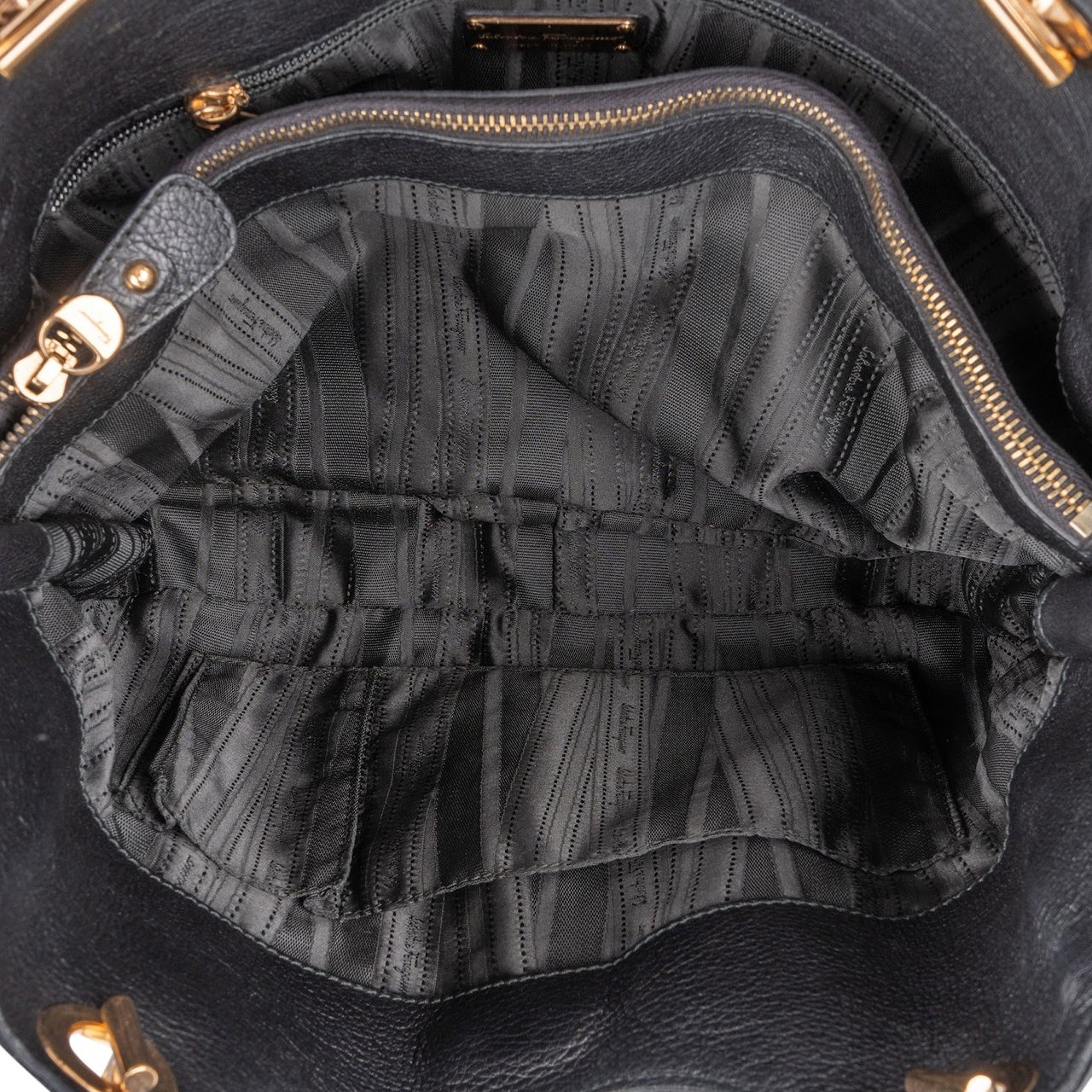 Salvatore Ferragamo Pebbled Leather Gancini Tote Shoulder Bag Zwart