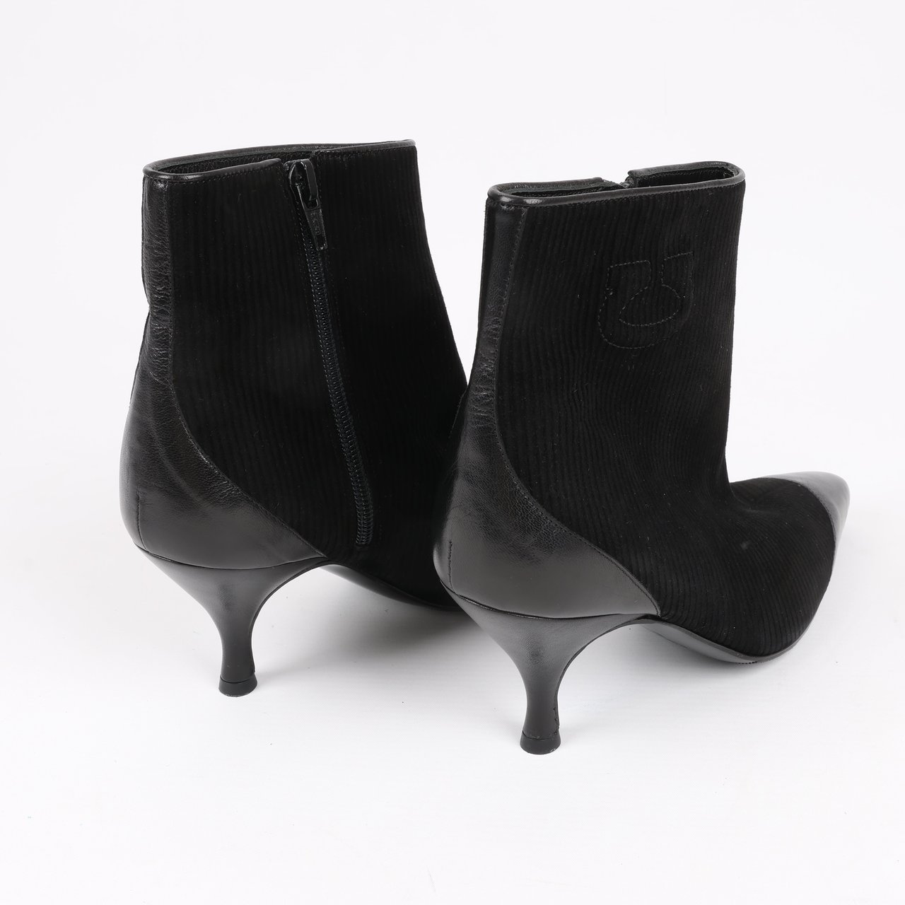 Salvatore Ferragamo Salvatore Ferragamo Gancini Leather & Suede Ankle Boots in Black, Size 4.5 US Zwart