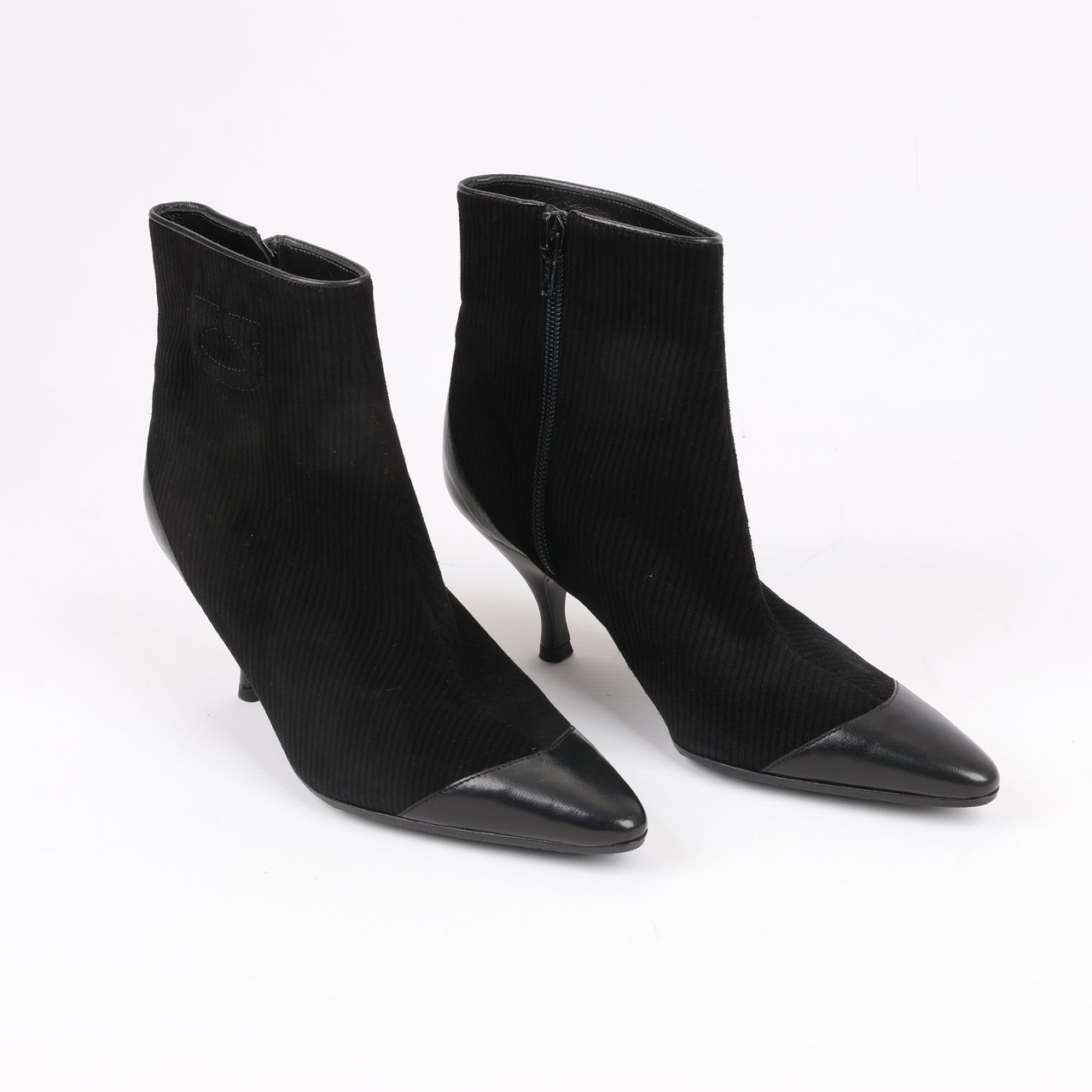 Salvatore Ferragamo Salvatore Ferragamo Gancini Leather & Suede Ankle Boots in Black, Size 4.5 US Zwart