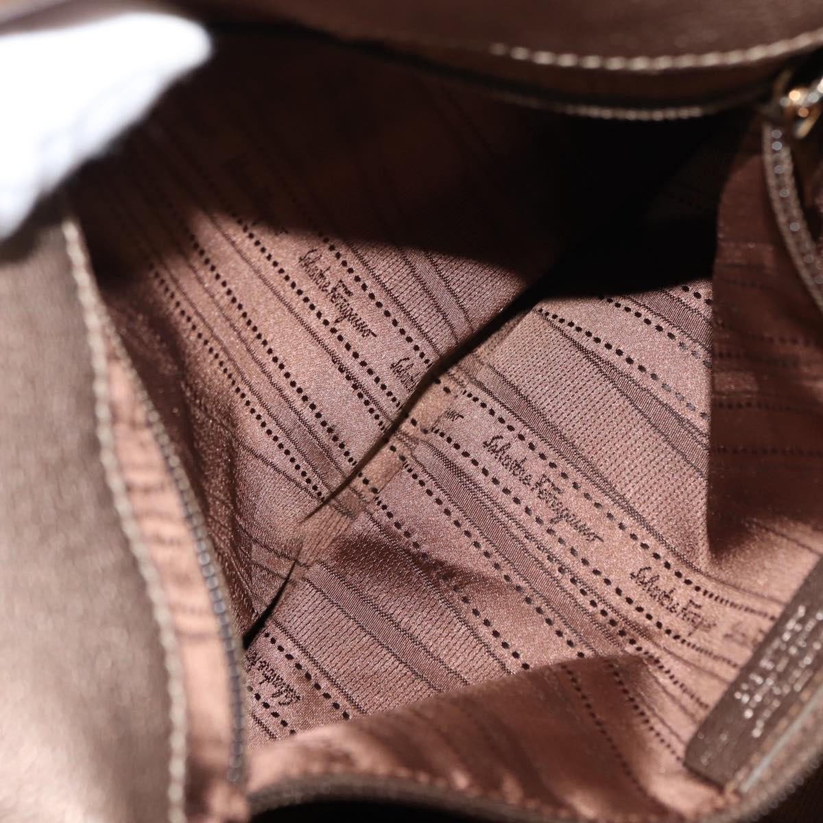 Salvatore Ferragamo Salvatore Ferragamo Miss Vara Hobo Leather Goud