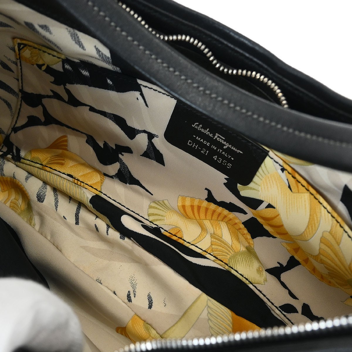 Salvatore Ferragamo Salvatore Ferragamo Vara Bow Hobo Leather Zwart