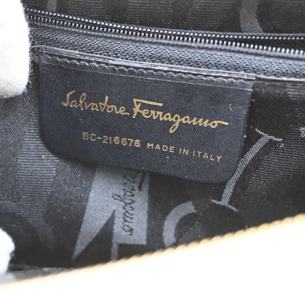 Salvatore Ferragamo Vara Leather Zwart