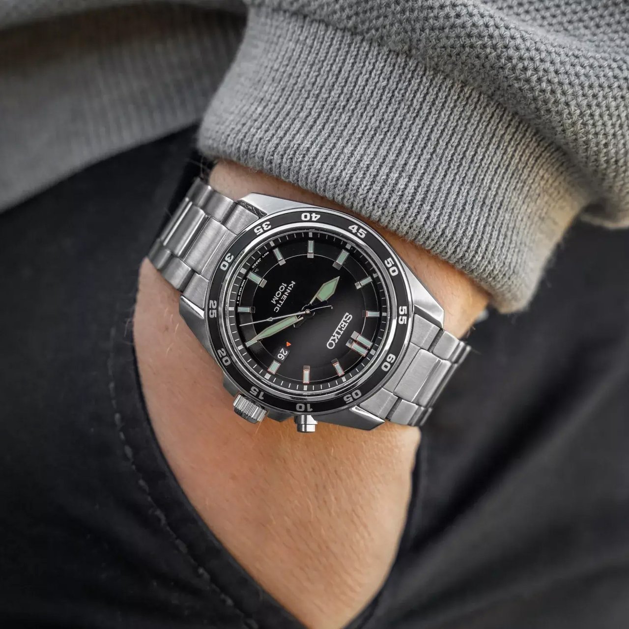 Seiko Seiko Heren Horloge SKA785P1 Staal Kinetic 100m Waterdicht met Zwarte Wijzerplaat 43mm Zilver