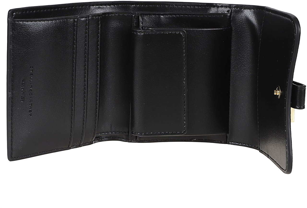 Stella McCartney STELLA McCARTNEY Stella Ryder Trifold Wallet Embossed Grainy Eco Alter Mat - Murraya + Vegea Zwart