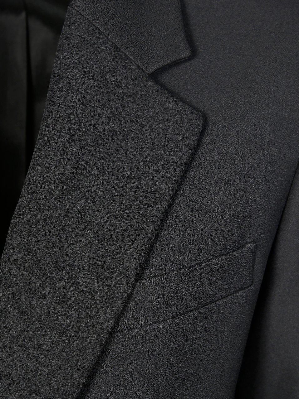 The Andamane Sophisticated Crepe Blazer with Classic Lapel Zwart