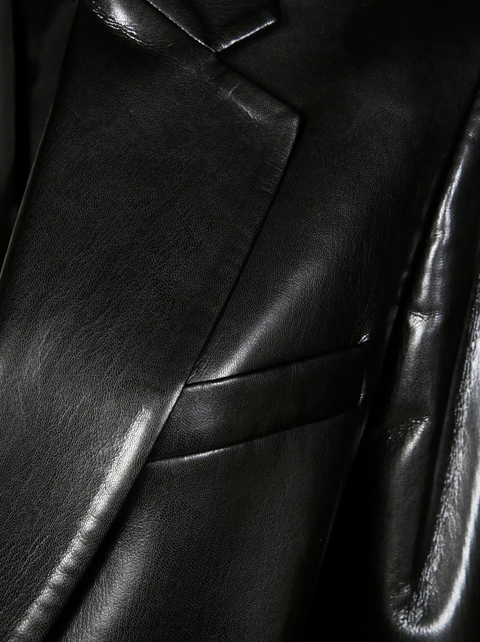 The Andamane Tailored Black Blazer with Classic Lapel and Structured Fit Zwart