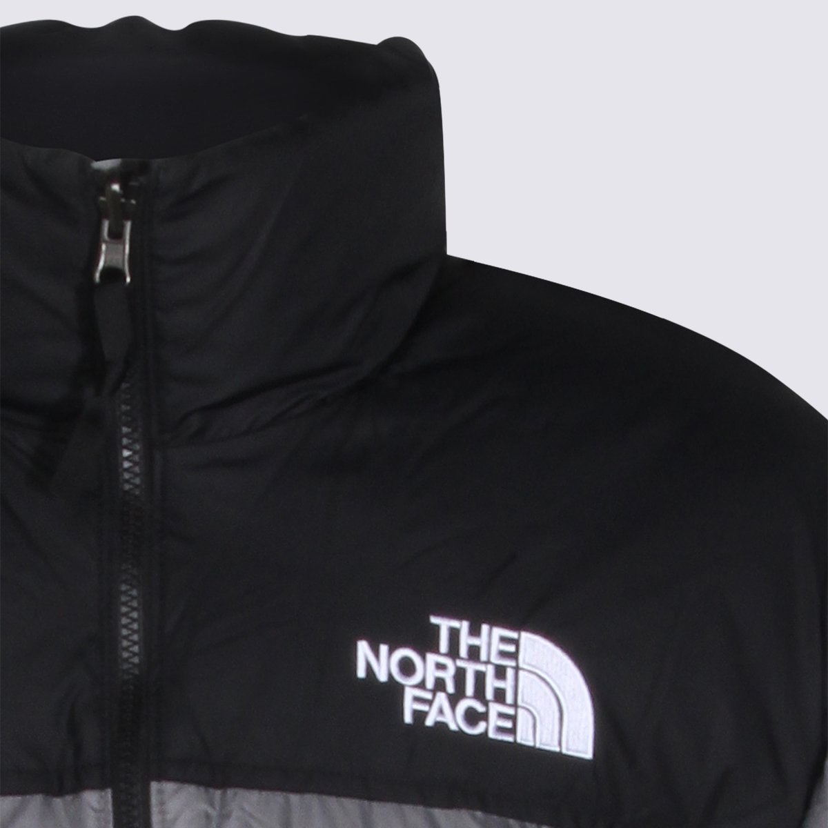 The North Face High Collar Puffer Coat With Two-Tone Design Grijs