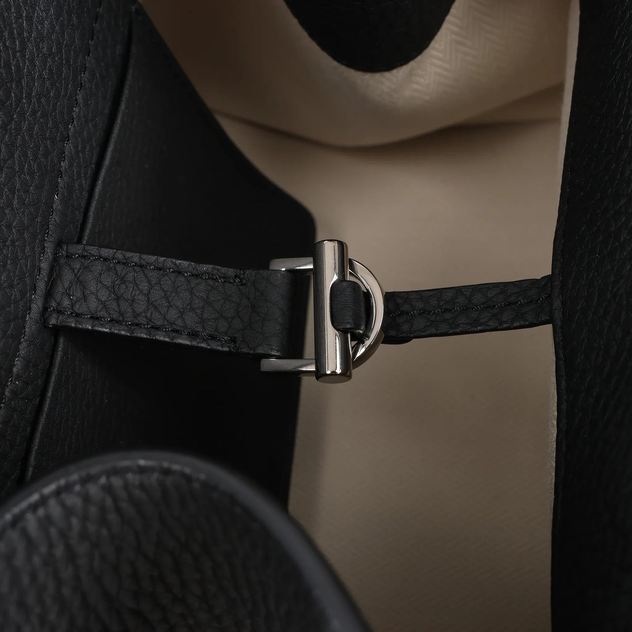 The Row The Row Soft Margaux 10 Leather 2Way Handbag in Black Zwart